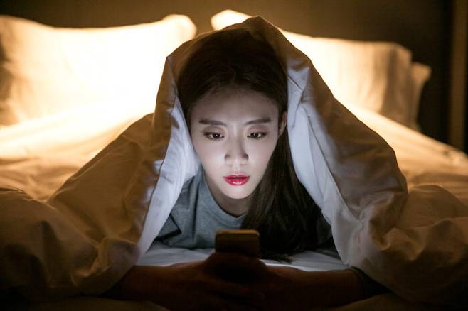 잠자리에서 스마트폰 등 전자기기의 청색광에 노출되면 숙면을 취하기 어렵다. [사진=클립아트코리아]