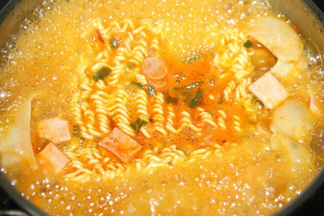 라면에 대파, 콩나물 등 다양한 생채소를 넣어 먹으면 라면의 단점을 줄이고 건강 효과를 높일 수 있다. [사진=클립아트코리아]