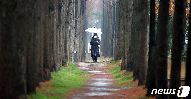 11일 대전·충남은 늦은 오후부터 밤 사이 빗방울이 떨어지는 곳이 있을 것으로 예보됐다. 대전 서구 황톳길에서 우산을 든 시민이 산책을 하고 있다. /뉴스1 ⓒ News1 김기태 기자