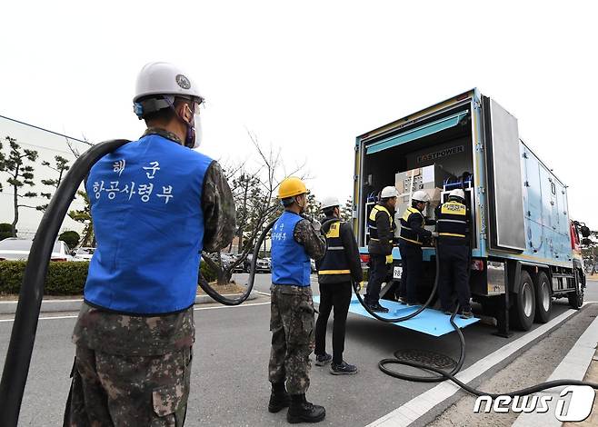 해군 항공사령부와 한국전력공사가 11일 비상발전차량을 신속히 지원하는 훈련을 실시했다.( 해군항공사령부 제공) 2024.3.11/뉴스1