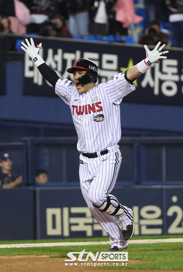 8일 서울 잠실야구장에서 열린 2023 KBO 포스트시즌 한국시리즈(KS) 2차전 LG 트윈스 대 KT 위즈 경기, 8회말 LG 공격 1사 2루 상황 7번타자 박동원이 역전 2점 홈런을 치고 기뻐하고 있다. 이날 LG가 KT를 5대4로 꺾고 승리를 차지했다. 사진┃뉴시스