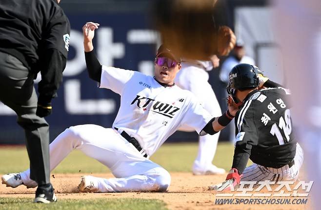 10일 수원KT위즈파크에서 열린 KBO리그 시범경기 LG와 KT의 경기, 7회초 무사 1루 LG 이재원 타석�� 1루주자 최원영이 2루 도루를 성공하고 있다. 수원=허상욱 기자wook@sportschosun.com/2024.03.10/