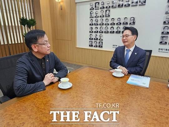 심덕섭 고창군수가 11일 최상목 부총리 겸 기획재정부 장관과 만나 노을대교 등 현안사업 지원을 건의하고 있다./고창군
