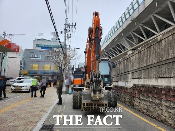 11일 오후 4시 5분쯤 부산 영도구에 있는 차량 일방통행로에 운행 중이던 포크레인 옆을 지나던 70대 A 씨가 타던 자전거가 넘어졌다. 이 사고로 A 씨는 포크레인 뒷바퀴에 깔려 숨졌다. /부산경찰청.