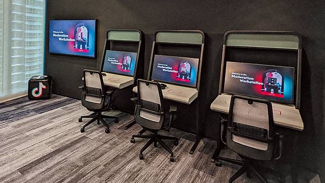 싱가포르 원래플스키에 있는 틱톡 사무실의 ‘투명성과 책임 센터’에 있는 유해 콘텐츠 선별용 모니터. 틱톡의 전문 심사 인력들이 어떻게 콘텐츠 유해 여부를 판단하는지 경험할 수 있다. /틱톡, 그래픽=박상훈