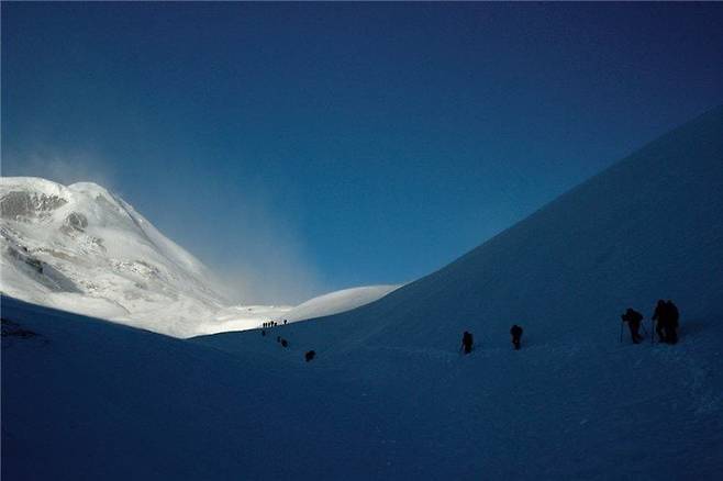 사진작가 양종훈의 '히말라야 가는 길'. 엄홍길 대장과 함께 2007년 히말라야를 등반하며 촬영했다.