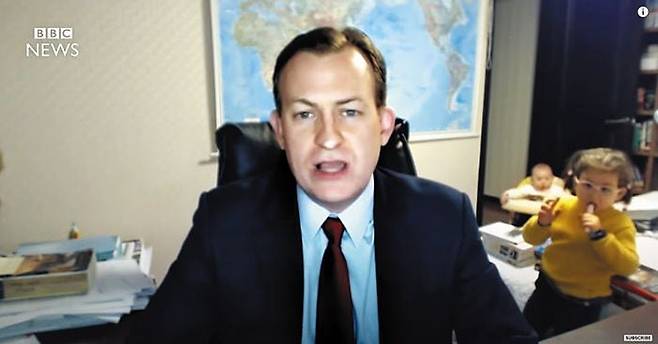 인터뷰 중 딸 예나와 아들 유섭이가 켈리 교수 방에 난입하고 있는 모습. /영국 BBC 뉴스