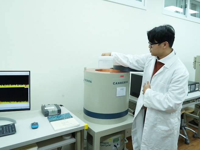 김덕우 연구원이 방사능 계측 방법에 대해 설명하고 있다. KINS 제공