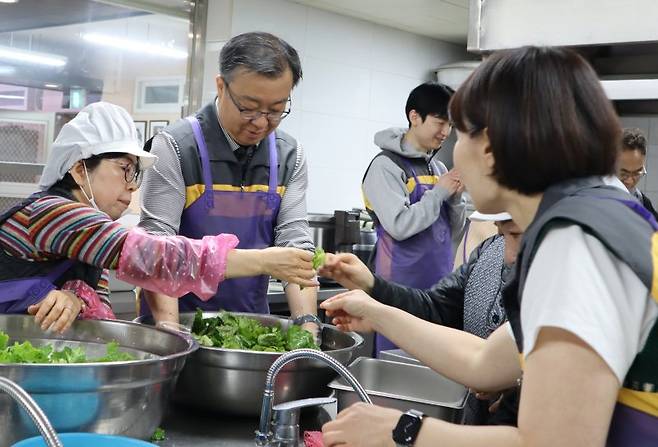 김영성 KB자산운용 대표(왼쪽 두번째)가 지난 7일 서울 명휘원 종로분원에서 임직원들과 함께 취약계층 어르신을 위한 배식봉사활동을 하고 있다. KB자산운용 제공