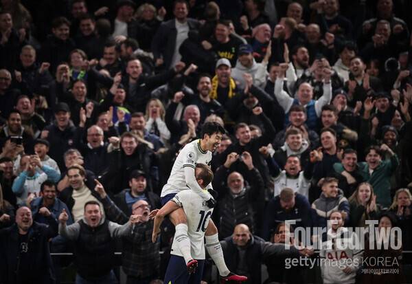 사진=게티이미지.&nbsp;토트넘 훗스퍼는 10일 오후 10시(한국시간) 영국 버밍엄에 위치한 빌라 파크에서 열린 2023-24시즌 프리미어리그(PL) 28라운드에서 아스톤 빌라에 4-0 승리를 거뒀다. 승점 3점을 추가한 토트넘은 리그 5위(승점53)를 유지했다. 4위 아스톤 빌라(승점55)보다 한 경기 덜 치른 가운데 승점 2점 차로 격차를 좁혔다.&nbsp;