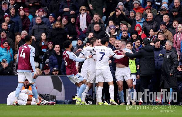 사진=게티이미지.&nbsp;토트넘 훗스퍼는 10일 오후 10시(한국시간) 영국 버밍엄에 위치한 빌라 파크에서 열린 2023-24시즌 프리미어리그(PL) 28라운드에서 아스톤 빌라에 4-0 승리를 거뒀다. 승점 3점을 추가한 토트넘은 리그 5위(승점53)를 유지했다. 4위 아스톤 빌라(승점55)보다 한 경기 덜 치른 가운데 승점 2점 차로 격차를 좁혔다.&nbsp;