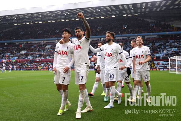 사진=게티이미지.&nbsp;토트넘 훗스퍼는 10일 오후 10시(한국시간) 영국 버밍엄에 위치한 빌라 파크에서 열린 2023-24시즌 프리미어리그(PL) 28라운드에서 아스톤 빌라에 4-0 승리를 거뒀다. 승점 3점을 추가한 토트넘은 리그 5위(승점53)를 유지했다. 4위 아스톤 빌라(승점55)보다 한 경기 덜 치른 가운데 승점 2점 차로 격차를 좁혔다.&nbsp;