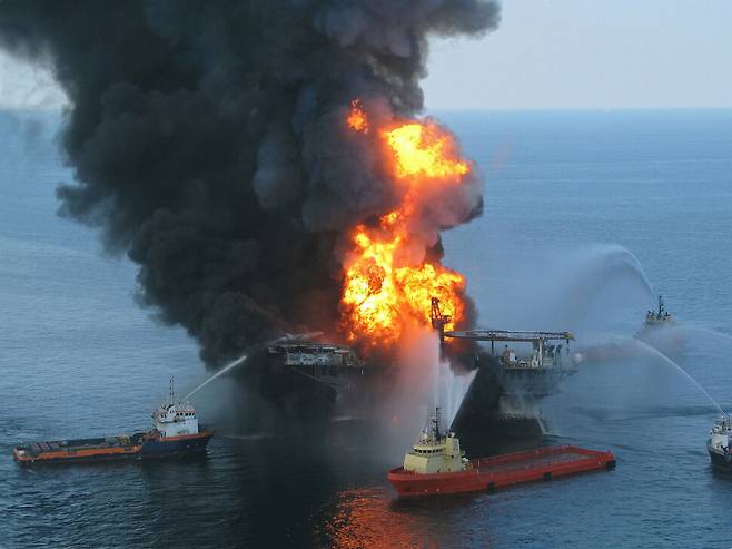 2010년 석유 시추 시설 딥워터호라이즌 폭발은 미국 역사상 최악의 기름 유출 사고이다. 위키백과