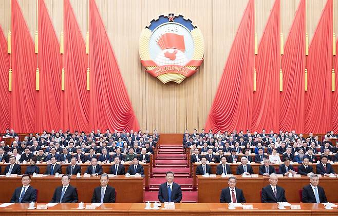 시진핑(가운데) 중국 국가주석이 10일 베이징 인민대회당에서 열린 전국인민정치협상회의 폐막식에 참석해 앉아 있다. 베이징/신화 연합뉴스