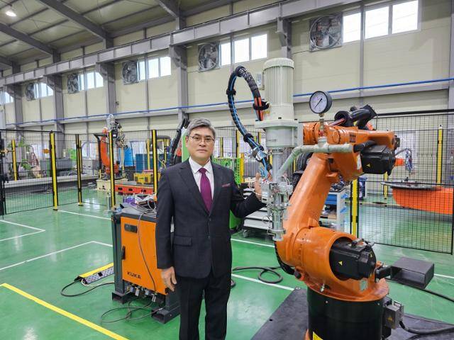 최홍관 쓰리디팩토리 대표가 울산테크노일반산단 내에 있는 공장에서 각종 프린터 장비에 대해 설명하고 있다. 쓰리디팩토리 제공