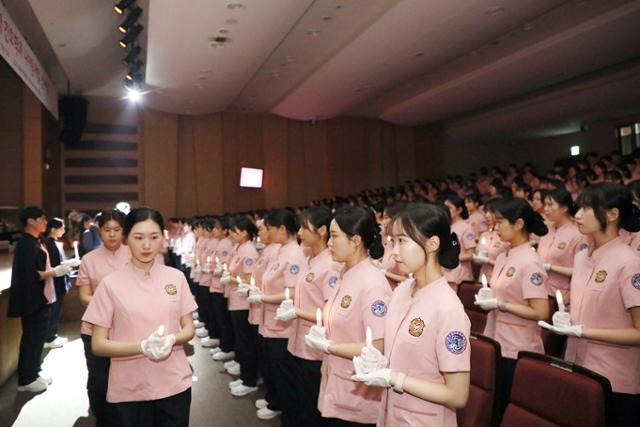 지난 8일 남구 대명동 영남이공대 천마스퀘어 시청각실에서 열린 '제39회 나이팅게일 선서식'에 참석한 간호학과 3학년생들이 선서를 하고 있다. 영남이공대 제공