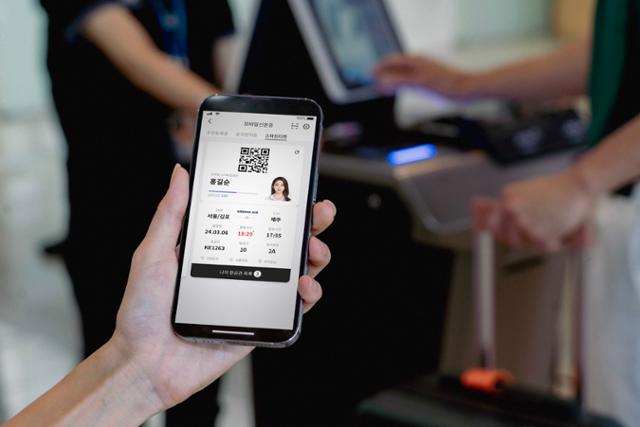 통신3사 공동 본인인증 애플리케이션 패스(PASS)로 국내선 스마트항공권 서비스를 이용하는 모습. 통신3사 제공