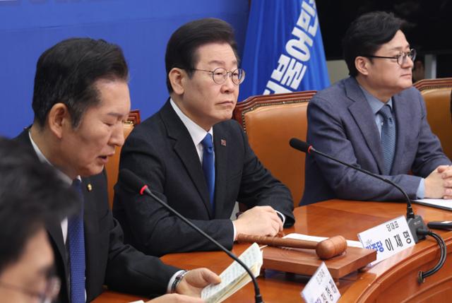 이재명(가운데) 더불어민주당 대표가 11일 서울 여의도 국회에서 열린 최고위원회의를 주재하고있다. 뉴스1