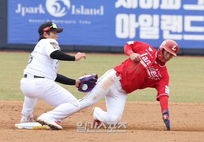 11일 오후 수원 KT위즈파크에서 열린 SSG와 KT의 프로야구 시범경기. SSG 최지훈이 3회 2루 도루하고있다. 수원=정시종 기자 capa@edaily.co.kr /2024.03.11.