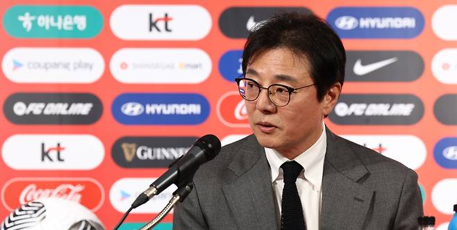 <yonhap photo-5076=""> '이강인 발탁' 발표하는 황선홍 감독 (서울=연합뉴스) 김인철 기자 = 황선홍 한국 축구대표팀 임시 감독이 11일 오전 서울 종로구 축구회관에서 태국과의 2026 북중미 월드컵 아시아 2차 예선 2연전에 출전할 대표팀 명단 발표 후 취재진 질문에 답하고 있다. 2024.3.11 yatoya@yna.co.kr/2024-03-11 11:43:28/ <저작권자 ⓒ 1980-2024 ㈜연합뉴스. 무단 전재 재배포 금지, AI 학습 및 활용 금지></yonhap>