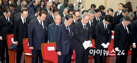 김영삼 전 대통령 부인 고 손명순 여사의 영결식이 11일 오전 서울 동작구 국립서울현충원 현충관에서 진행된 가운데 한덕수 국무총리와 반기문 전 유엔사무총장, 한동훈 국민의힘 비상대책위원장, 김덕룡 김영삼민주센터 이사장, 이관섭 대통령실 비서실장, 장호진 국가안보실장(왼쪽부터)이 묵념을 하고 있다. [사진=곽영래 기자]