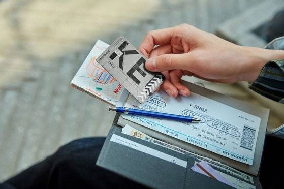 마일리지 적립 기능을 갖춘 신용카드. 사진 대한항공