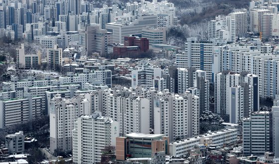 서울 아파트 전세가율(매매가격 대비 전세가격)이 7개월 연속 상승했다. 매매가격 지수는 하락세를 보이지만 전세가격 지수는 상승세를 보이는 영향이다. 지난달 23일 서울의 아파트 단지 모습. 뉴스1