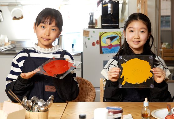 김민솔(왼쪽) 학생기자가 만든 빨간색 물감 ‘바램(바람)’과 안수민 학생기자가 만든 노란색 물감 ‘달고나’.