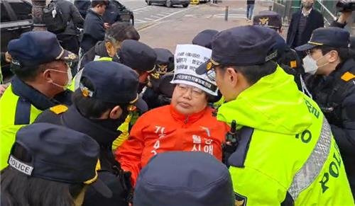 경찰에 연행되는 이형숙 서울장애인차별철폐연대 공동대표. 사진 전장연 페이스북 영상 캡처