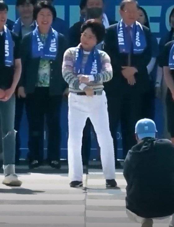 지난해 5월 가천대 축제 무대에서 말춤을 추고 있는 이 총장. [사진 가천대 유튜브 캡처]