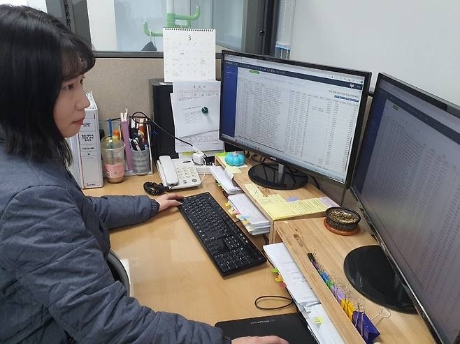 정유선 선임이 현장 지원 시스템을 살펴보고 있다. 윤현주 기자