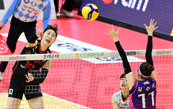 Gwangju Pepper Savings Bank AI Peppers' Park Jeong-ah, left, attacks during a V League game against the Heungkuk Life Insurance Pink Spiders at Pepper Stadium in Gwangju on Friday. [KOVO]