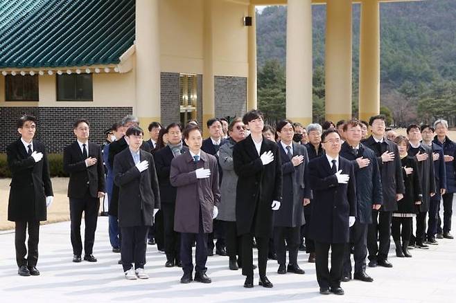 11일 새학기를 맞아 국립대전현충원 국가사회공헌자 묘역을 참배하는 이광형 KAIST 총장과 주요 보직자 및 학생. KAIST