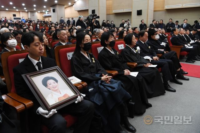 김영삼 전 대통령 부인 고 손명순 여사의 영결식이 11일 오전 서울 동작구 국립서울현충원 현충관에서 진행되고 있다.