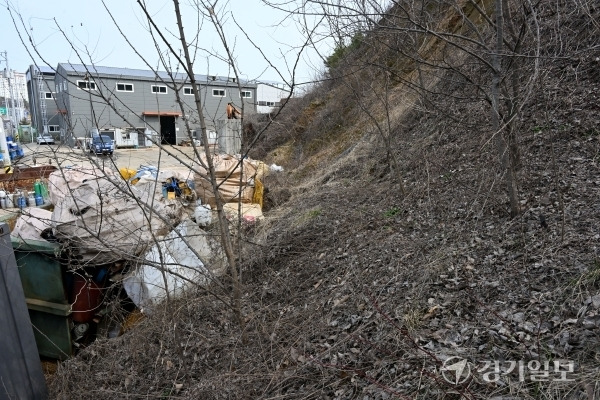 해빙기를 맞아 경기지역 곳곳에서 낙석 및 붕괴 사고 위험이 높아지고 있다. 10일 화성시 향남읍 한 공장 건물 주변 급경사지가 안전시 설 없이 방치돼 있다. 김시범기자