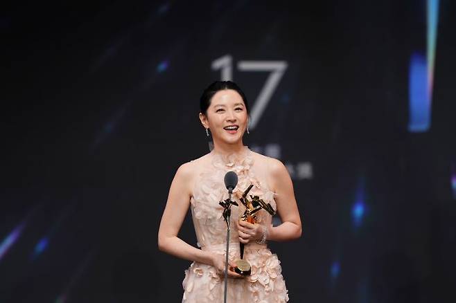 배우 이영애가 10일 오후 홍콩에서 열린 제17회 아시아필름어워즈에서 아시아영화액셀런스상을 받고 수상 소감을 밝히고 있다. 사진제출처=아시아필름어워즈 SNS