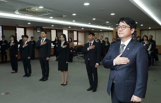 지난달 5일 법무부청사에서 열린 신임 검사 임관식에서 심우정 법무부 차관과 신임 검사 및 참석자들이 국기에 경례하고 있다. [사진출처=법무부]