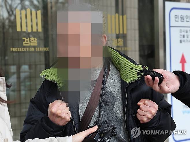 야간외출 제한 명령을 어겨 재판에 넘겨진 조두순이 11일 오전 경기도 안산시 수원지법 안산지원에서 열린 첫 재판을  마치고 나오며 취재진 질문에 답하고 있다. <연합뉴스>