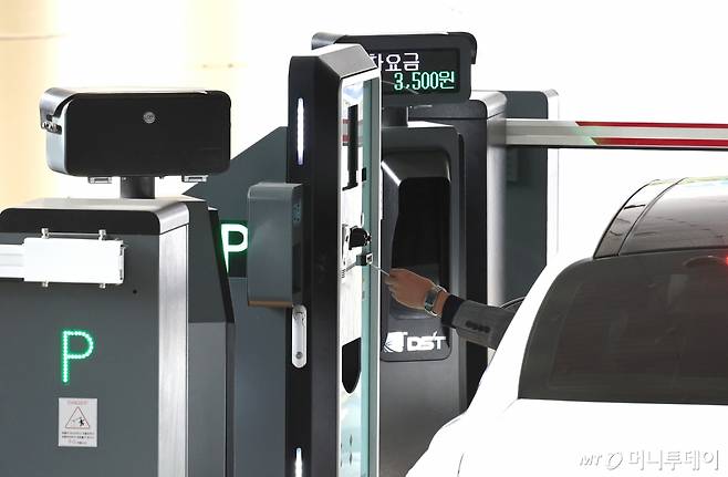 (서울=뉴스1) 구윤성 기자 = 본 사진은 기사와 관련 없습니다. 무료 공영 주차장에 한 달 이상 방치된 자동차를 견인할 수 있도록 하는 법적 근거가 마련됐다.