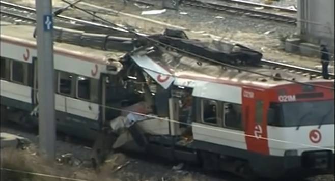 스페인 마드리드 아토차역에서 대규모 열차 폭탄 테러가 발생했다. 사진은 당시 폭탄에 의해 초토화된 기차의 모습. /사진= 유튜브 'AP Archive' 캡처