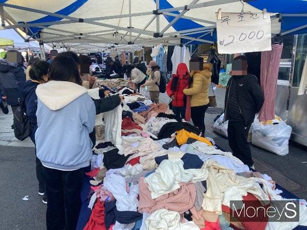 일요일인 지난 10일 '천원시장' '절약의 성지'로 불리고 있는 동대문 일요시장에 많은 사람들이 모이고 있다. 사진은 모든 옷을 '무조건 2000원'에 판매하고 있는 동대문 일요시장 한 상점의 모습. /사진=김서현 기자