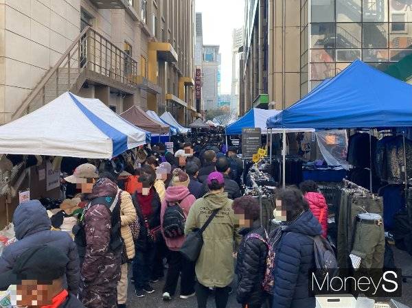 동대문 일요시장은 일요일 오전 10시에도 많은 사람들로 붐볐다. 사진은 동대문 일요시장 길목의 모습. /사진=김서현 기자