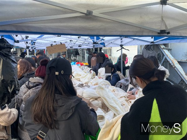 동대문 일요시장에 일요일 아침 시간에도 사람이 많이 몰렸다. 사진은 모든 옷이 '무조건 2000원'인 상점에서 옷을 고르고 있는 사람들의 모습. /사진=김서현 기자