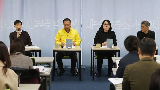 11일 오전 서울 중구 재난피해자권리센터에서 세월호 10주기 기록집 '520번의 금요일'과 '봄을 마주하고 10년을 걸었다' 출간 기자간담회가 열리고 있다. 왼쪽부터 유해정작가, 김종기(수진아빠), 강지은(상준엄마) , 강곤 작가. [연합]