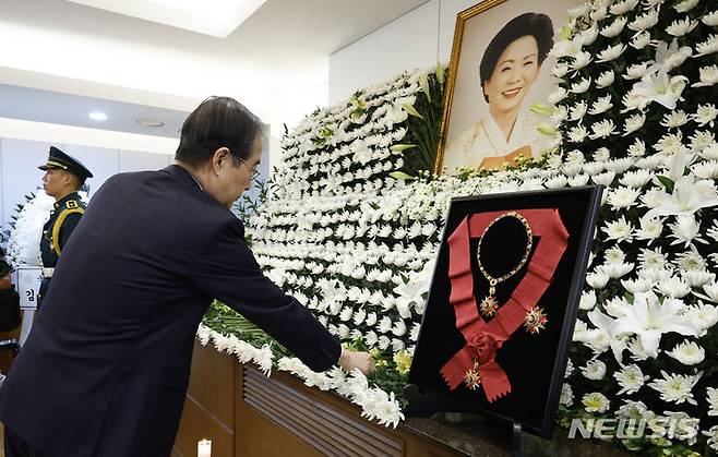 [서울=뉴시스] 조성우 기자 = 한덕수 국무총리가 8일 오후 서울 종로구 서울대학교병원 장례식장에 마련된 고 김영삼 전 대통령 부인 손명순 여사 빈소를 조문하고 있다. (공동취재) 2024.03.08. photo@newsis.com