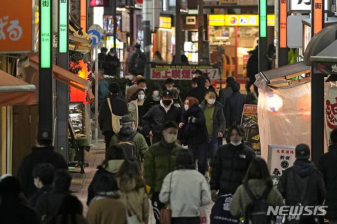 [도쿄=AP/뉴시스] 일본 여성들이 호스트클럽에서 진 고액 빚을 갚느라 원정 성매매까지 강요받는다고 사우스차이나모닝포스트(SCMP)가 10일(현지시간) 보도했다. 사진은 도쿄 가부키초 거리의 모습. 2024.03.11.