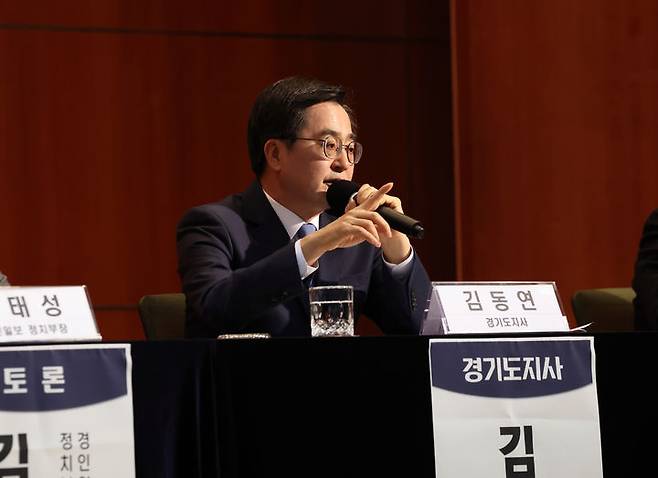 [수원=뉴시스] 11일 오후 수원특례시 경기아트센터 컨벤션홀에서 열린 ㈔경기언론인클럽 경기도지사 초청토론회에서 김동연 경기도지사가 각 언론사 패널의 질문에 답변하고 있다.(사진=경기도 제공) 2024.03.11. photo@newsis.com *재판매 및 DB 금지