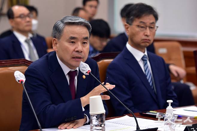 이종섭 국방부 장관이 13일 서울 여의도 국회에서 열린 법제사법위원회 전체회의에서 의원 질의에 답변을 하고 있다. 윤창원 기자