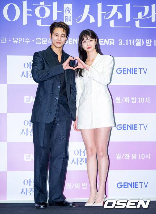 [OSEN=민경훈 기자] 11일 오후 서울 마포구 스탠포드 호텔 코리아 그랜드볼룸에서 지니TV 오리지널 '야한 사진관' 제작발표회가 열렸다.배우 주원, 권나라가 포토타임을 갖고 있다. 2024.03.11 / rumi@osen.co.kr