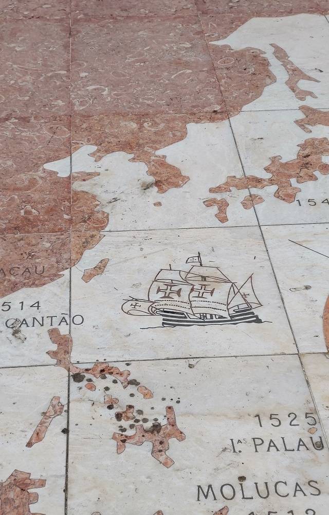 ▲ 1543년 서양으로는 처음으로 일본에 도착한 포르투갈의 상선을 기념한 지도. 포르투갈로부터 일본은 서양의 총 제조술을 배워 임진왜란을 일으켰다. ⓒ 손호철